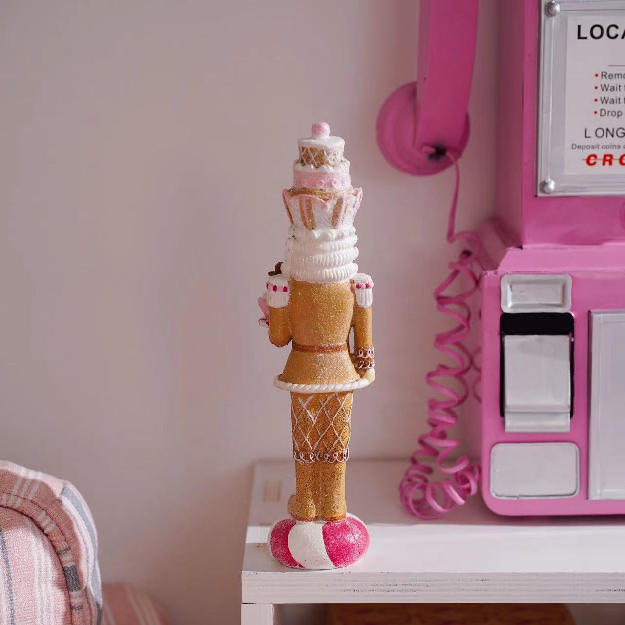 Nutcracker Figurine - Boneco Decorativo Soldado Quebra-Nozes Rosa Doce